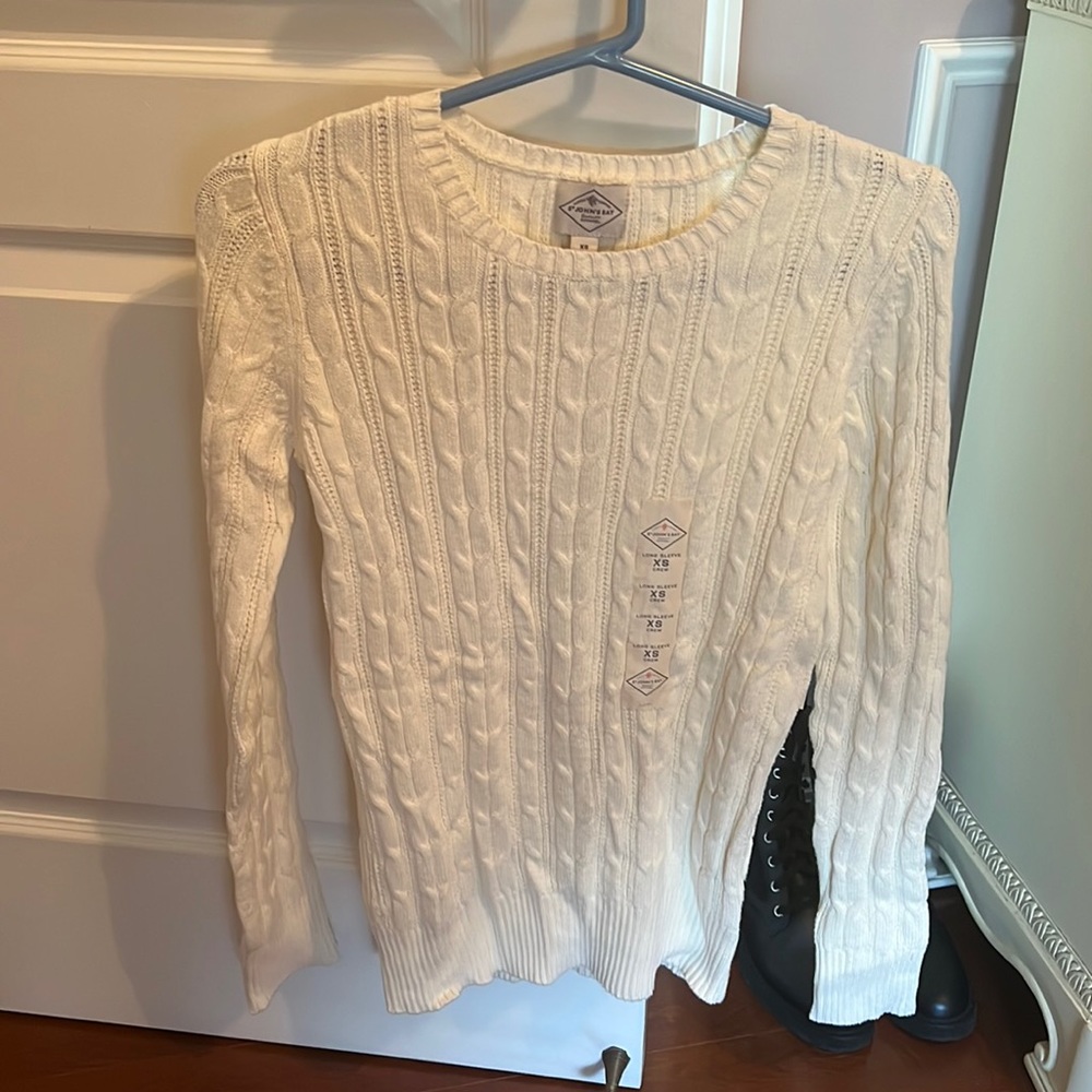 Size extra small ivory sweater never worn before